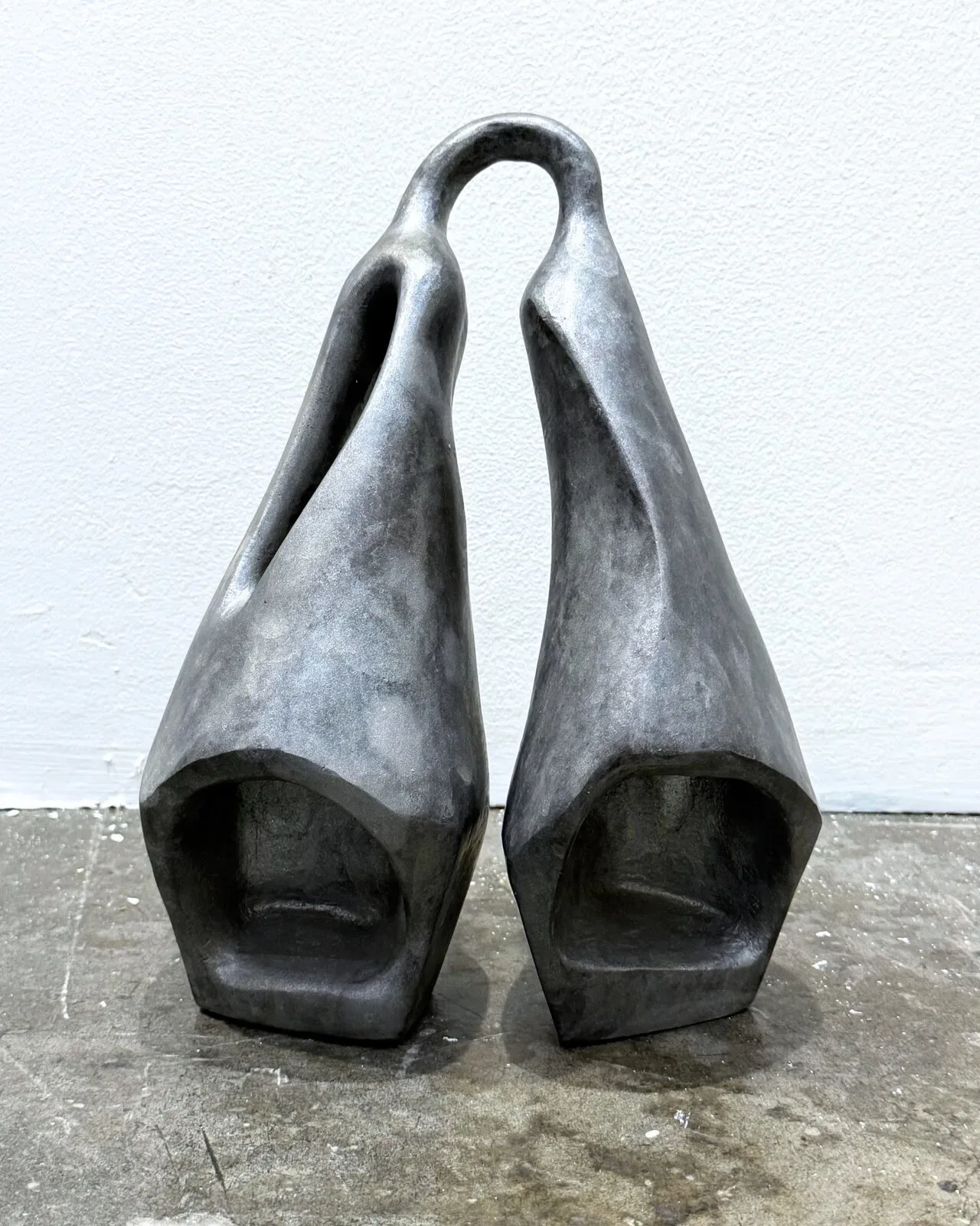 Ogene MIDI: 001 head on, the twin mouths open beneath an arching handle